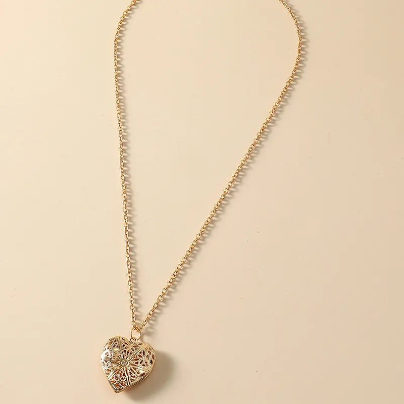 Creative Hollow Heart Shape Pendant Photo Box Pendant Necklace display picture 1