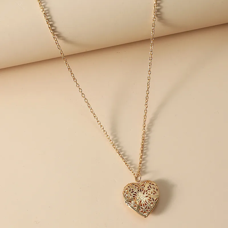 Creativa Forma De Corazón Hueco Colgante Foto Caja Colgante Collar display picture 2