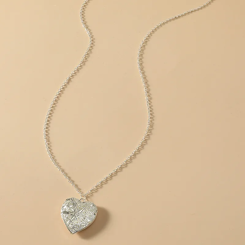 Creative Hollow Heart Shape Pendant Photo Box Pendant Necklace display picture 5