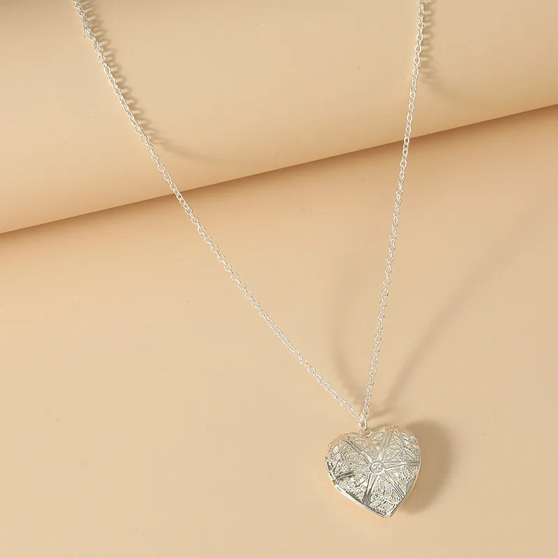 Creative Hollow Heart Shape Pendant Photo Box Pendant Necklace display picture 6