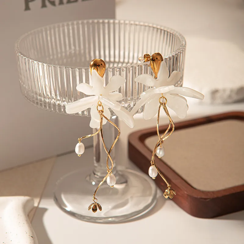 1 Pair Flower Elegant Sweet 304 Stainless Steel Arylic Gold Plated Plating Drop Earrings display picture 4