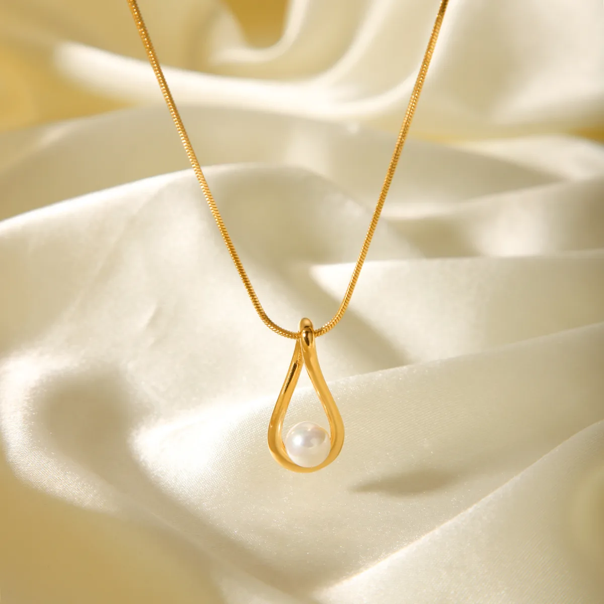 Water Droplets Shiny IG Style 18K Gold Plated 304 Stainless Steel Titanium Steel Pendant Necklace Wholesale display picture 4