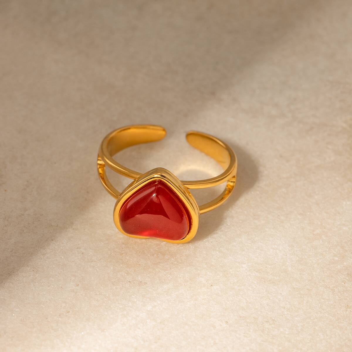 Style IG Acier Inoxydable 304 Forme De Cœur Incruster Rouge Agate Plaqué Or 18K Femmes Anneau Ouvert display picture 2