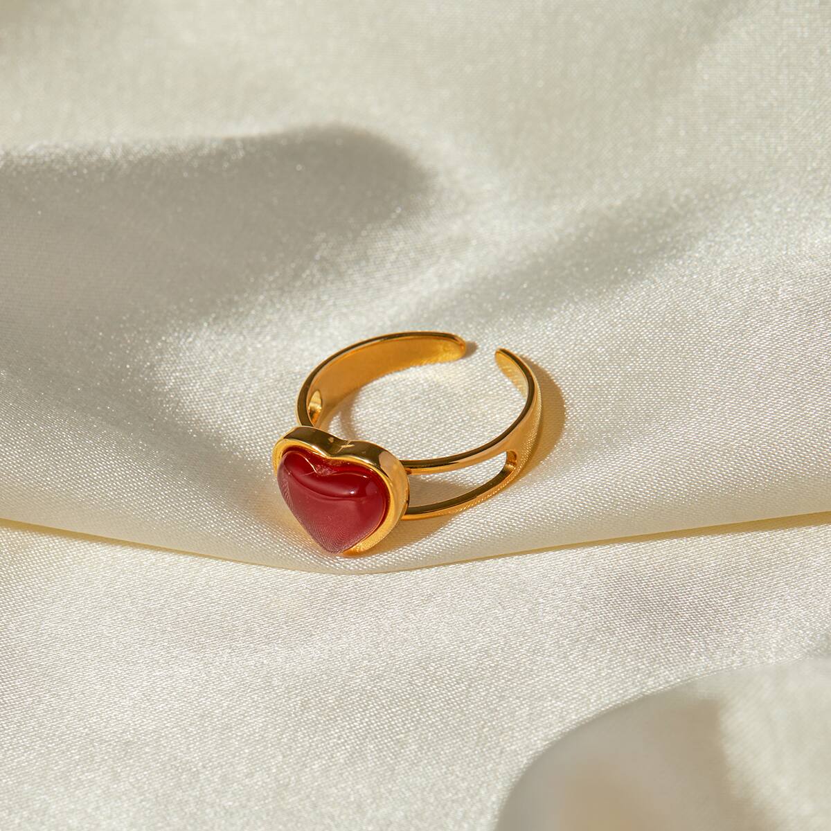 Style IG Acier Inoxydable 304 Forme De Cœur Incruster Rouge Agate Plaqué Or 18K Femmes Anneau Ouvert display picture 6