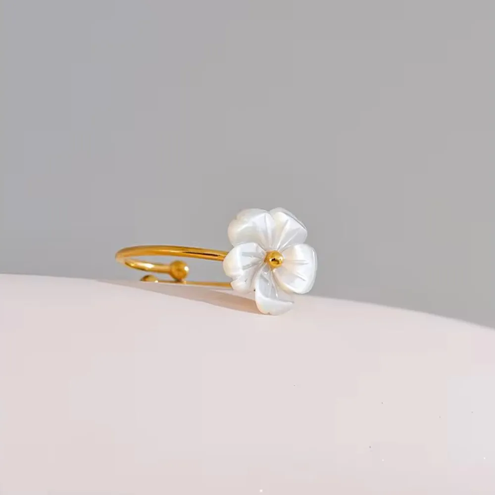 Joyería Al Por Mayor Estilo IG Elegante Dulce Flor Acero Inoxidable 304 Cascarón Chapados en oro de 18k Embutido Anillos Aretes Collar display picture 4