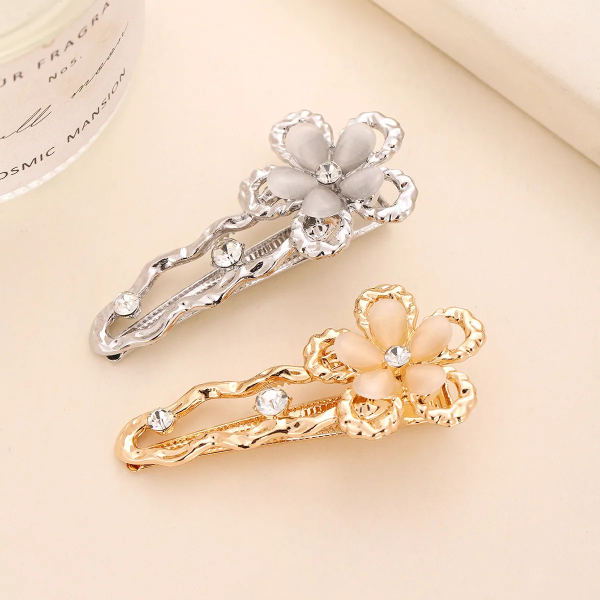 Women's Flower Cute Sweet Alloy Diamond Hair Clip display picture 3