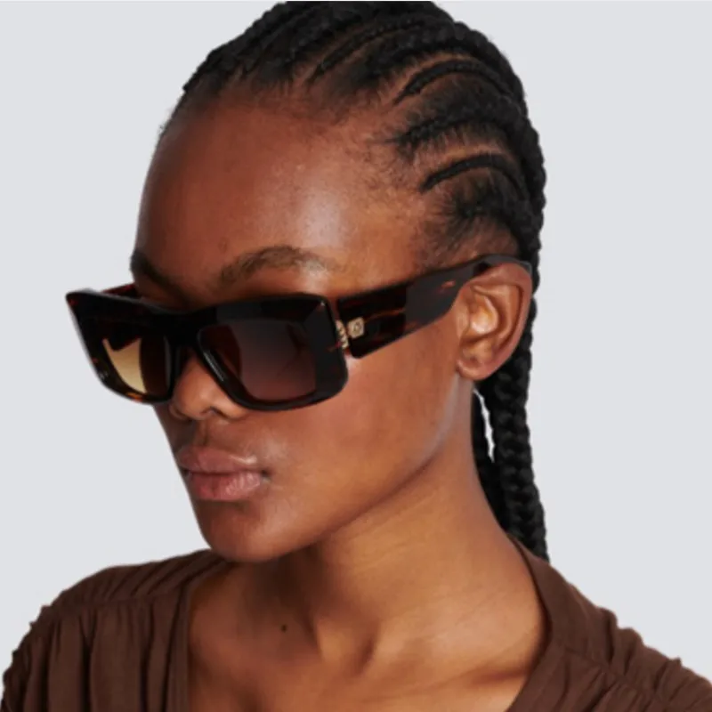 Carré Vêtement De Rue Dégradé De Couleur Pc Plein Cadre Femmes De Lunettes De Soleil display picture 2
