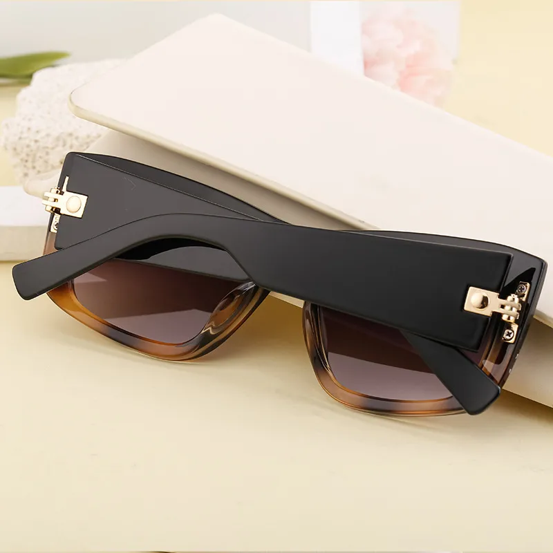 Carré Vêtement De Rue Dégradé De Couleur Pc Plein Cadre Femmes De Lunettes De Soleil display picture 6
