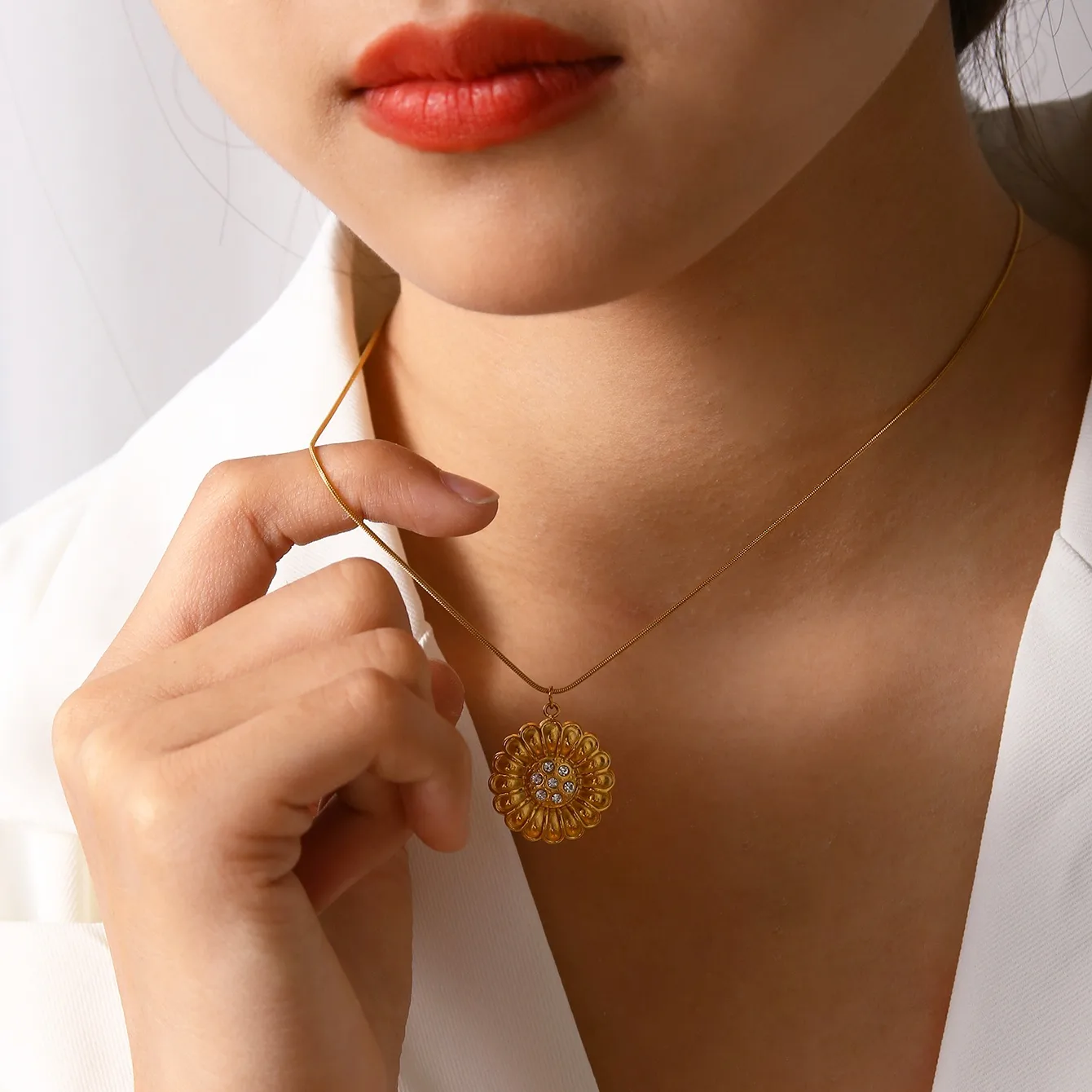 Flor Elegante Señora Acero Inoxidable 304 Chapados En Oro De 18K Collar Colgante Cierre Con Gatillo De Langosta display picture 4