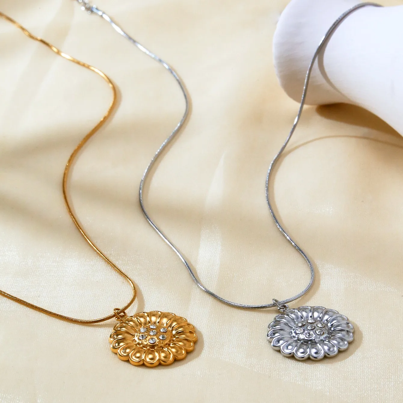 Flower Elegant Lady 304 Stainless Steel 18K Gold Plated Pendant Necklace Lobster Trigger Clasp Closure display picture 7