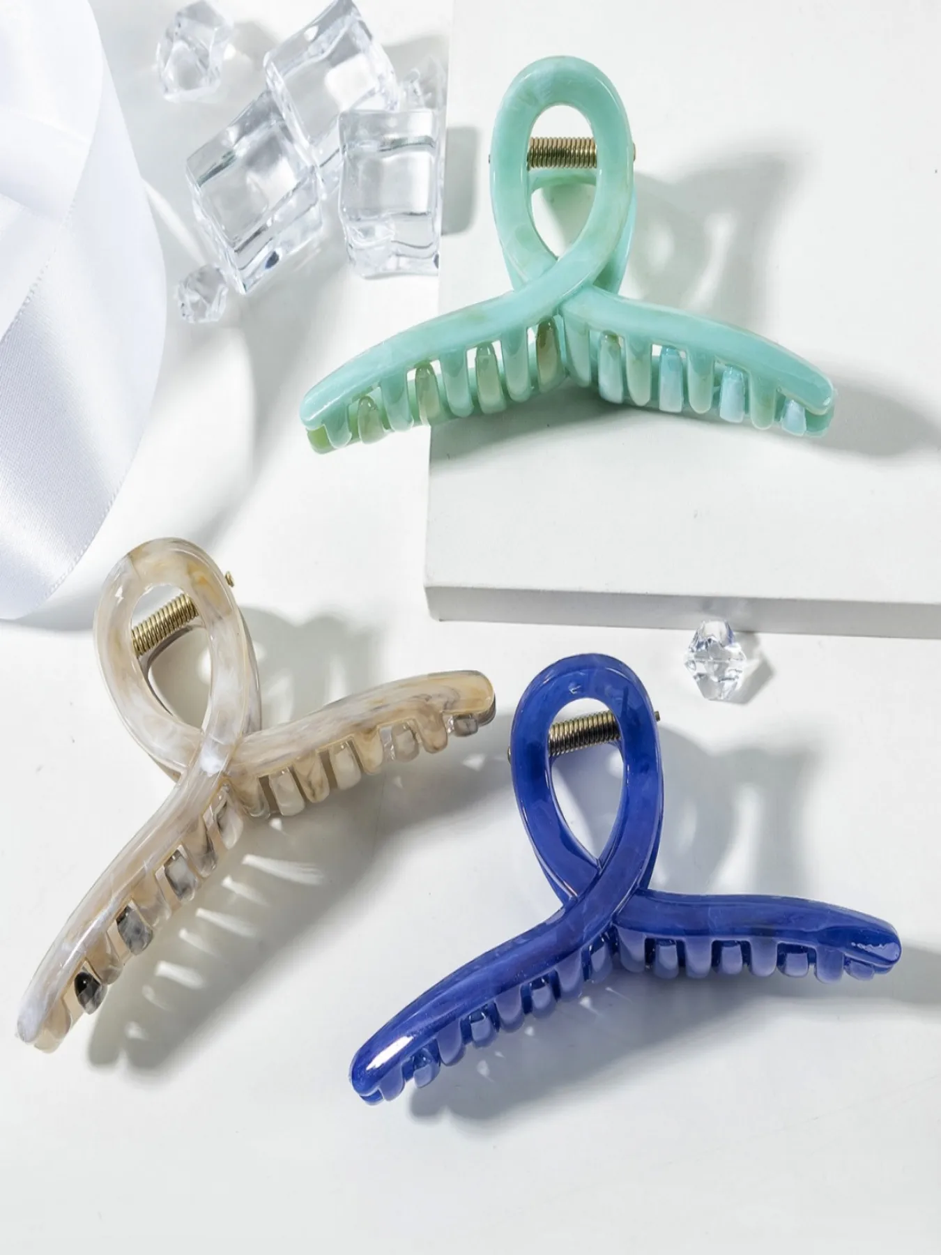 Women's Solid Color Modern Style Acetic Acid Hair Claws display picture 3