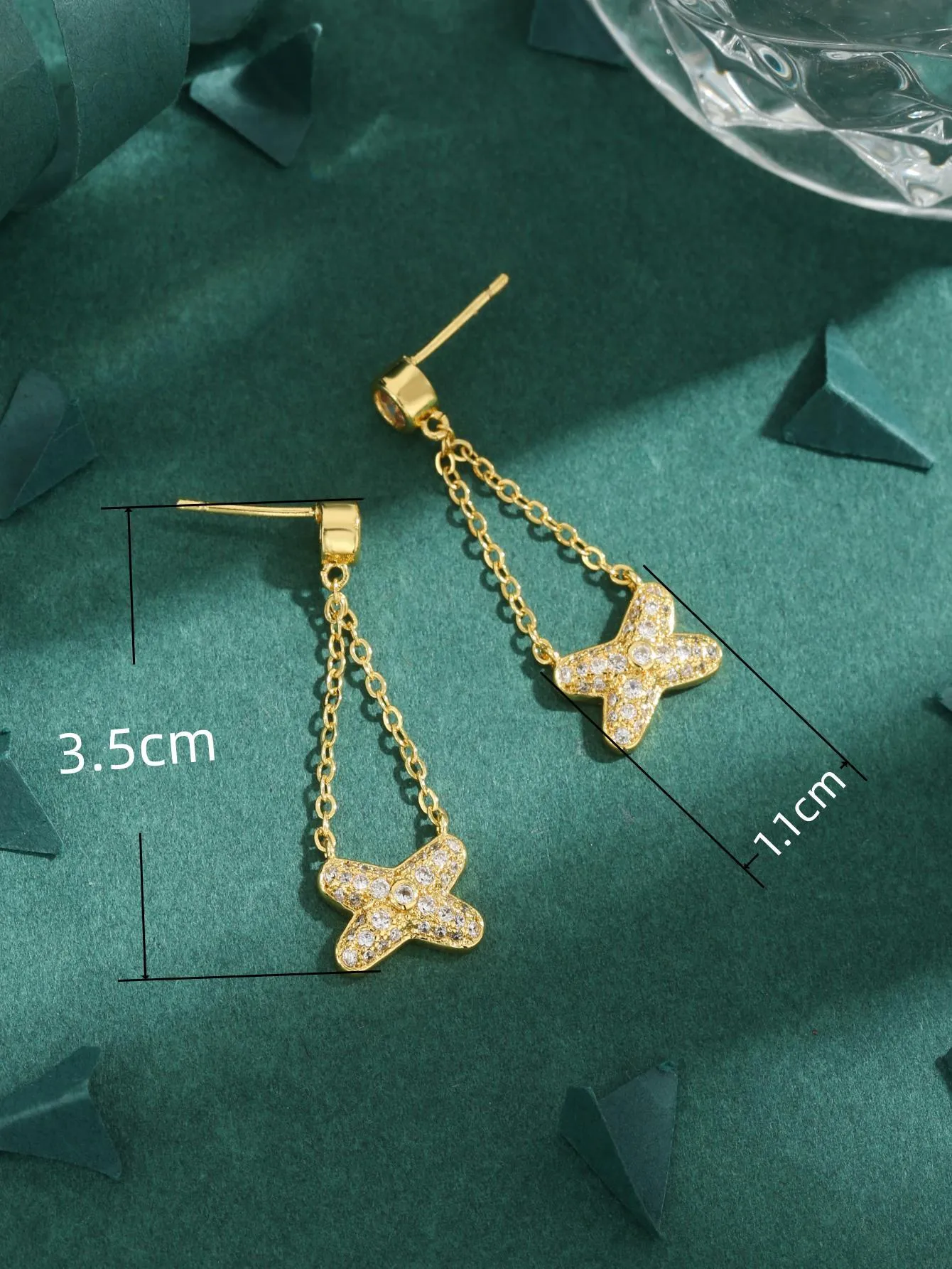1 Paire Lettre Glamour Luxueux Sucré Le Cuivre Plaqué Or 18K Zircon Incruster Boucles D'Oreilles display picture 3