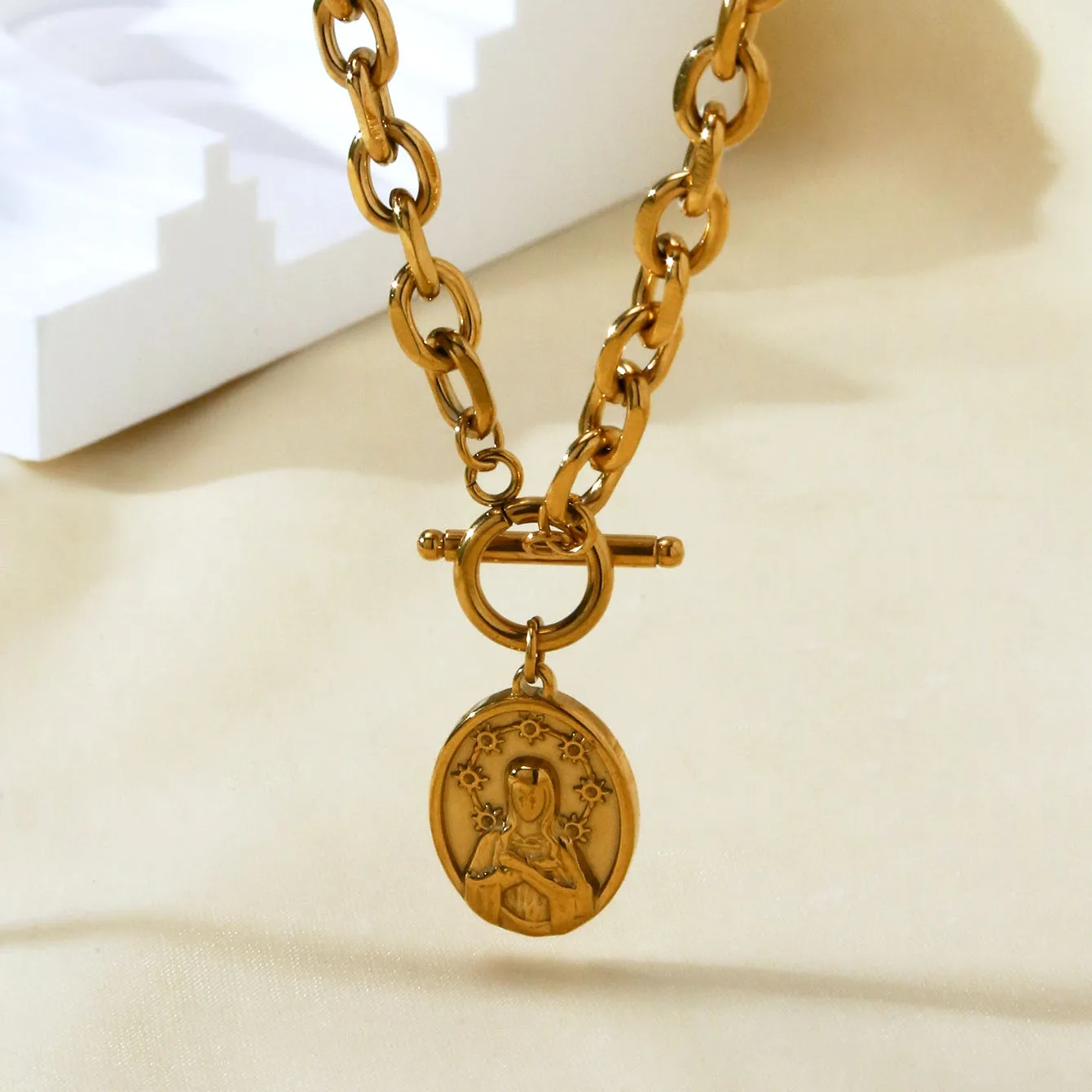 Portrait Elegant Lady Roman Style 304 Stainless Steel 18K Gold Plated Pendant Necklace OT Clasp Toggle Clasp Closure display picture 3