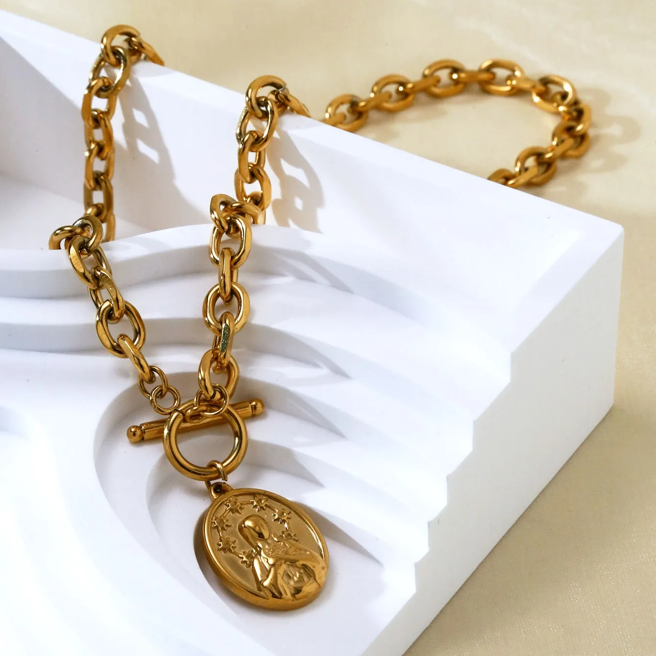 Portrait Elegant Lady Roman Style 304 Stainless Steel 18K Gold Plated Pendant Necklace OT Clasp Toggle Clasp Closure display picture 7