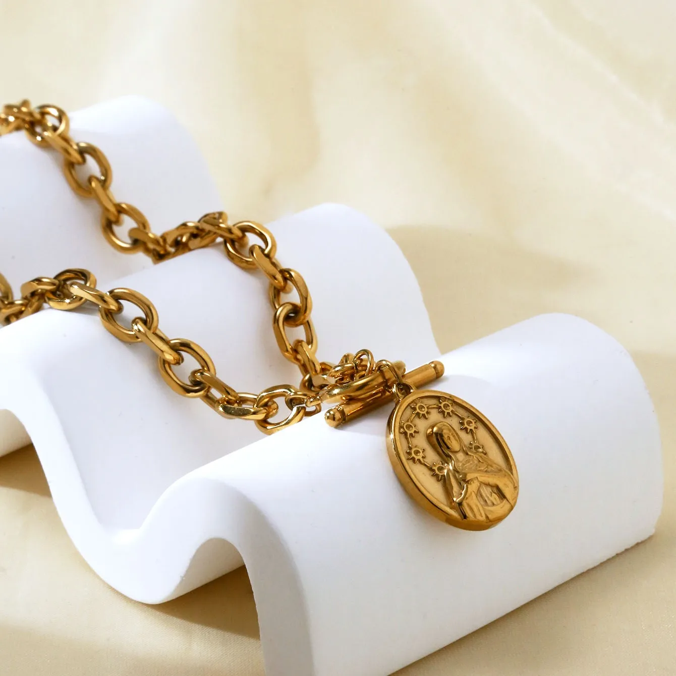 Portrait Elegant Lady Roman Style 304 Stainless Steel 18K Gold Plated Pendant Necklace OT Clasp Toggle Clasp Closure display picture 1