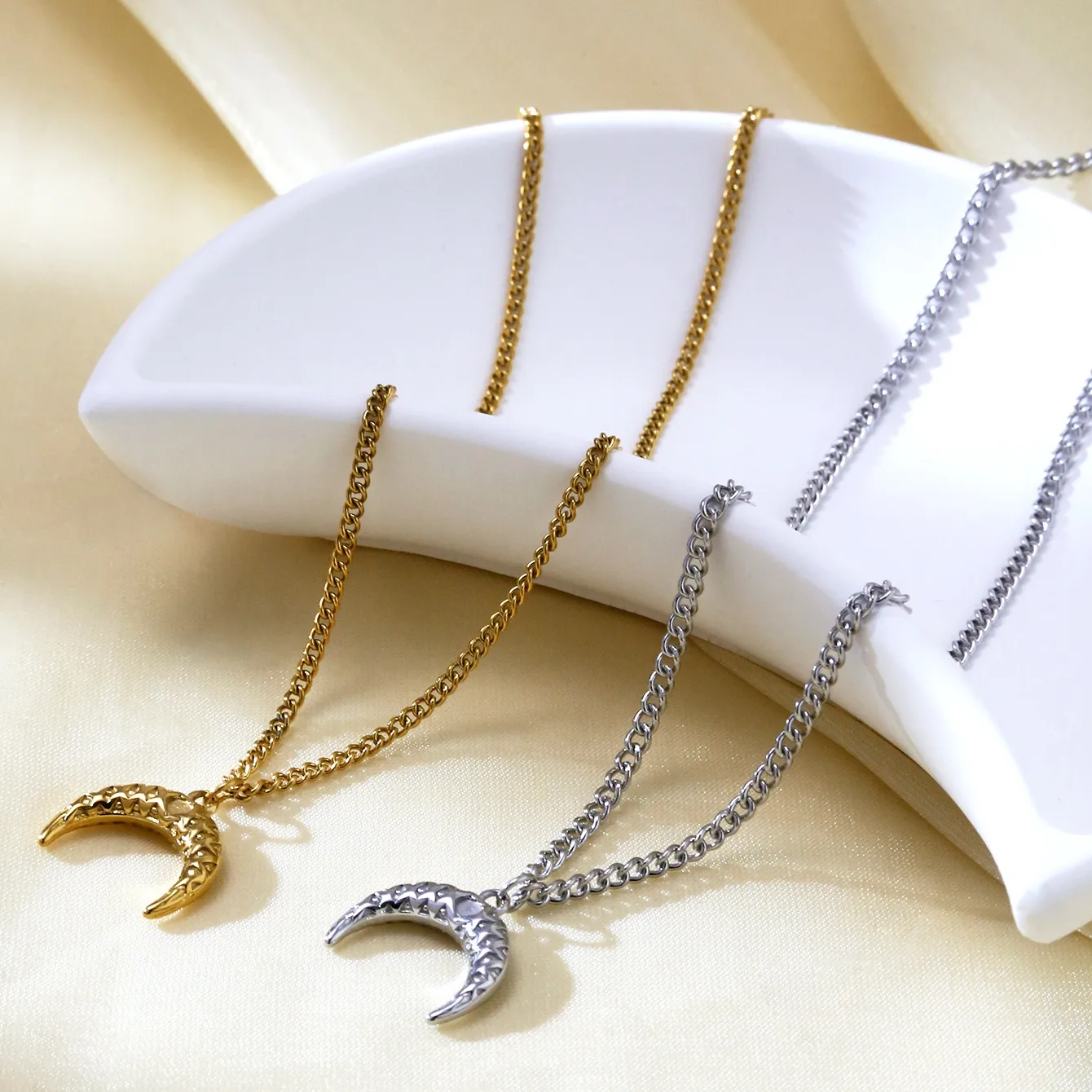 Moon Elegant Lady 304 Stainless Steel 18K Gold Plated Pendant Necklace Lobster Trigger Clasp Closure display picture 4