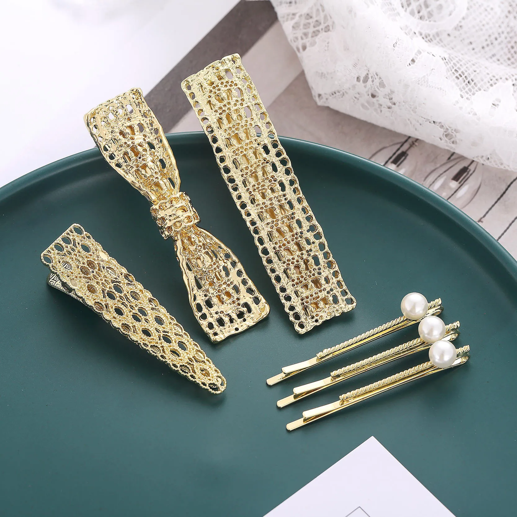 Mujeres Color Sólido Estilo Moderno Brillante Aleación Pinza Para El Cabello display picture 3