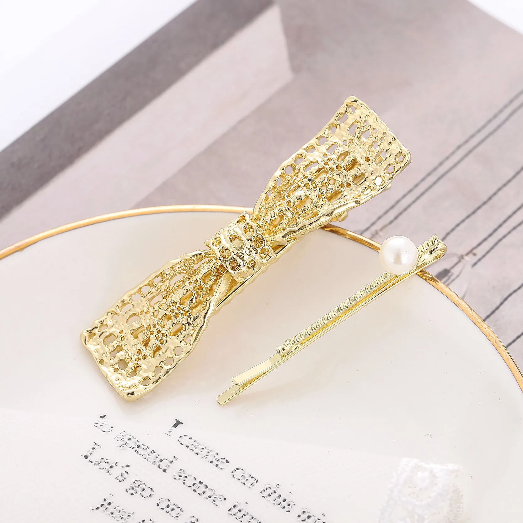 Mujeres Color Sólido Estilo Moderno Brillante Aleación Pinza Para El Cabello display picture 4