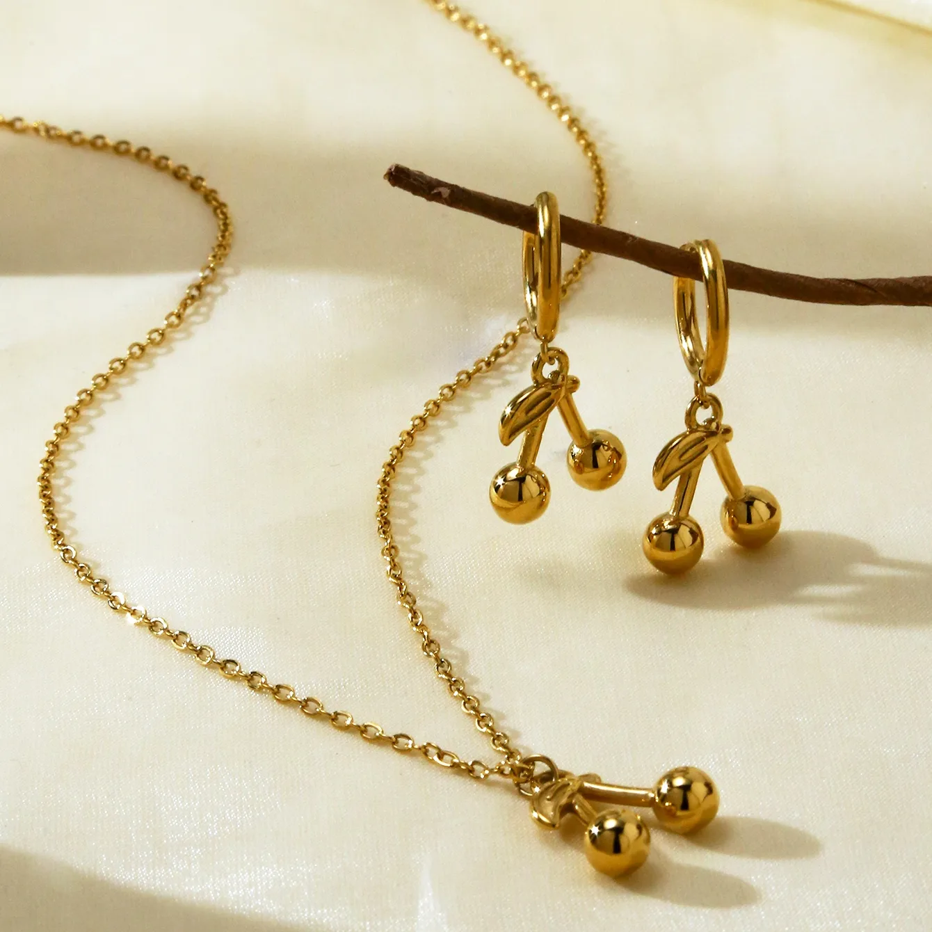 Élégant Femme Acier Inoxydable 304 Cerise Plaqué Or 18K Femmes Ensemble De Bijoux display picture 15