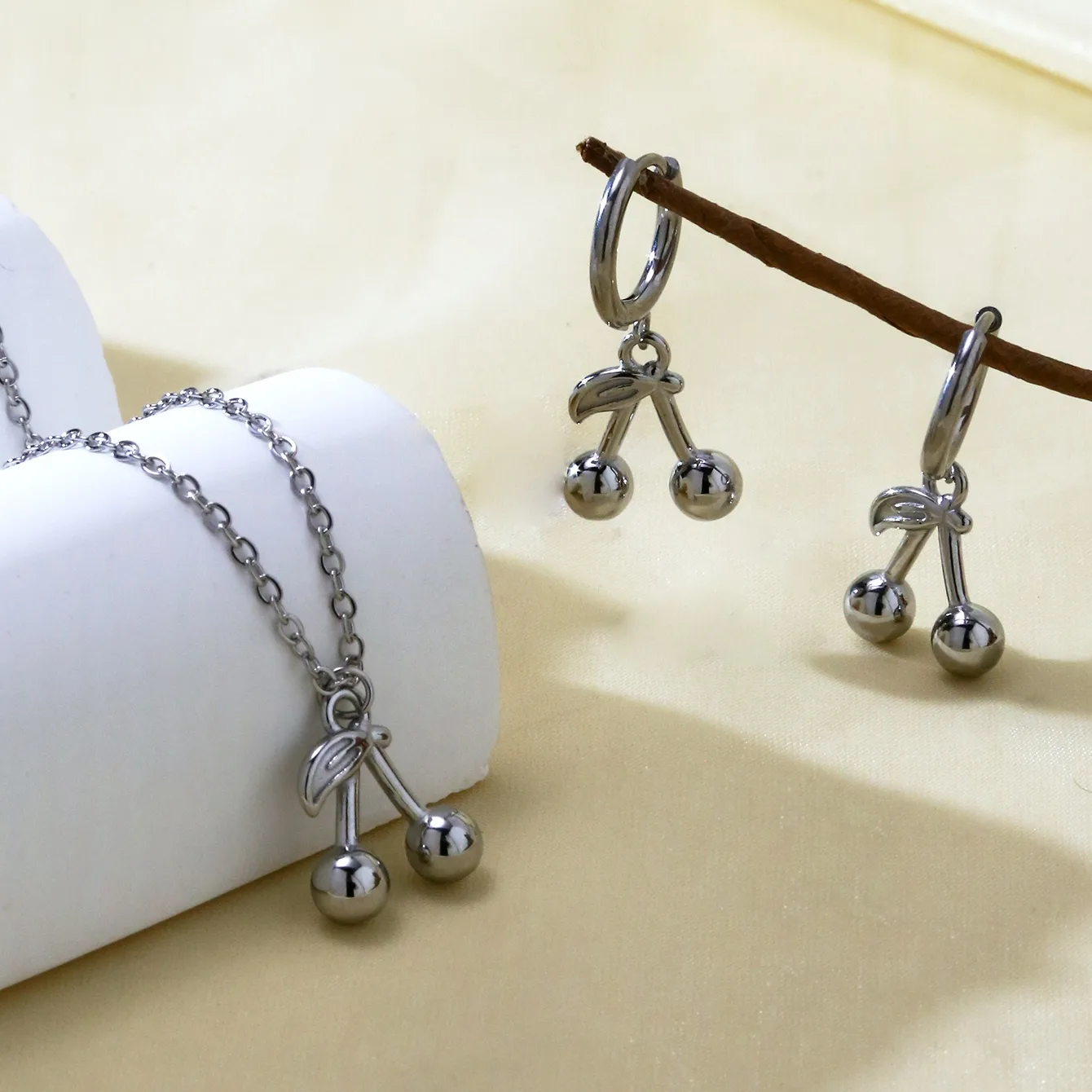 Elegant Lady 304 Stainless Steel Cherry 18K Gold Plated Women's Jewelry Set display picture 13