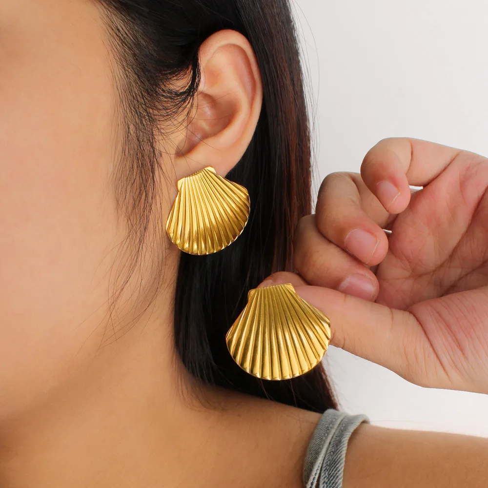 1 Pair Scallop Shell Forging Pattern Elegant Lady Vacation 304 Stainless Steel 18K Gold Plated Plating Ear Studs display picture 1