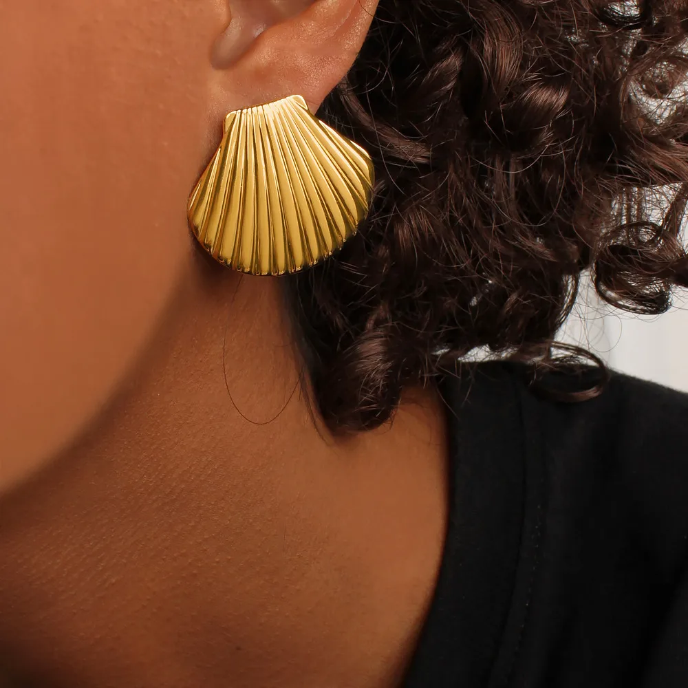 1 Pair Scallop Shell Forging Pattern Elegant Lady Vacation 304 Stainless Steel 18K Gold Plated Plating Ear Studs display picture 3