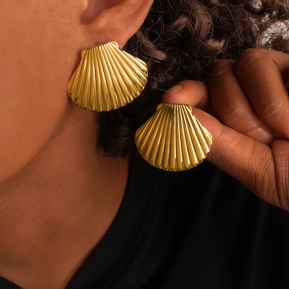1 Pair Scallop Shell Forging Pattern Elegant Lady Vacation 304 Stainless Steel 18K Gold Plated Plating Ear Studs display picture 2