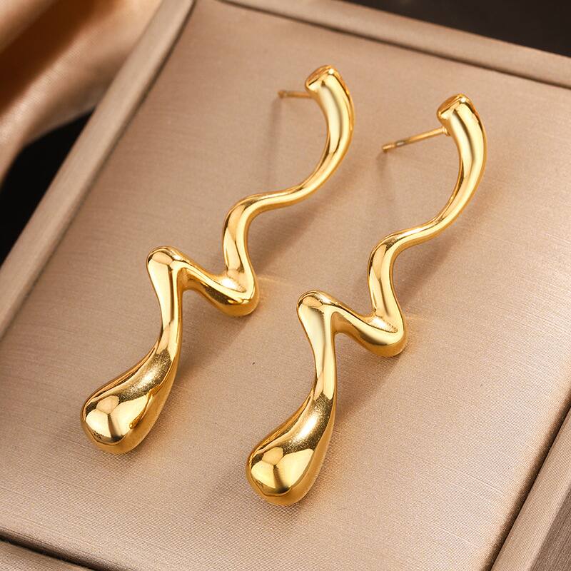 1 Paire Forme S Couleur Unie Élégant Femme Vacances Acier Inoxydable 304 Plaqué Or 18K Placage Boucles D'Oreilles display picture 1