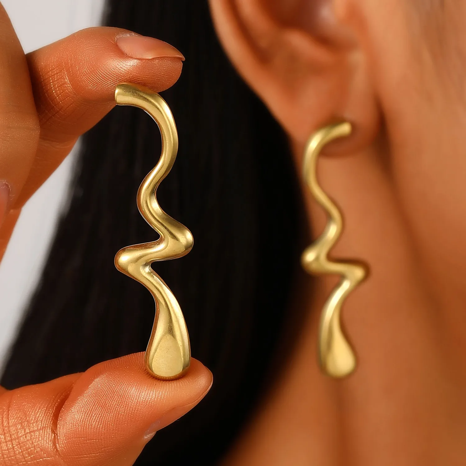 1 Pair S Shape Solid Color Elegant Lady Vacation 304 Stainless Steel 18K Gold Plated Plating Ear Studs display picture 3