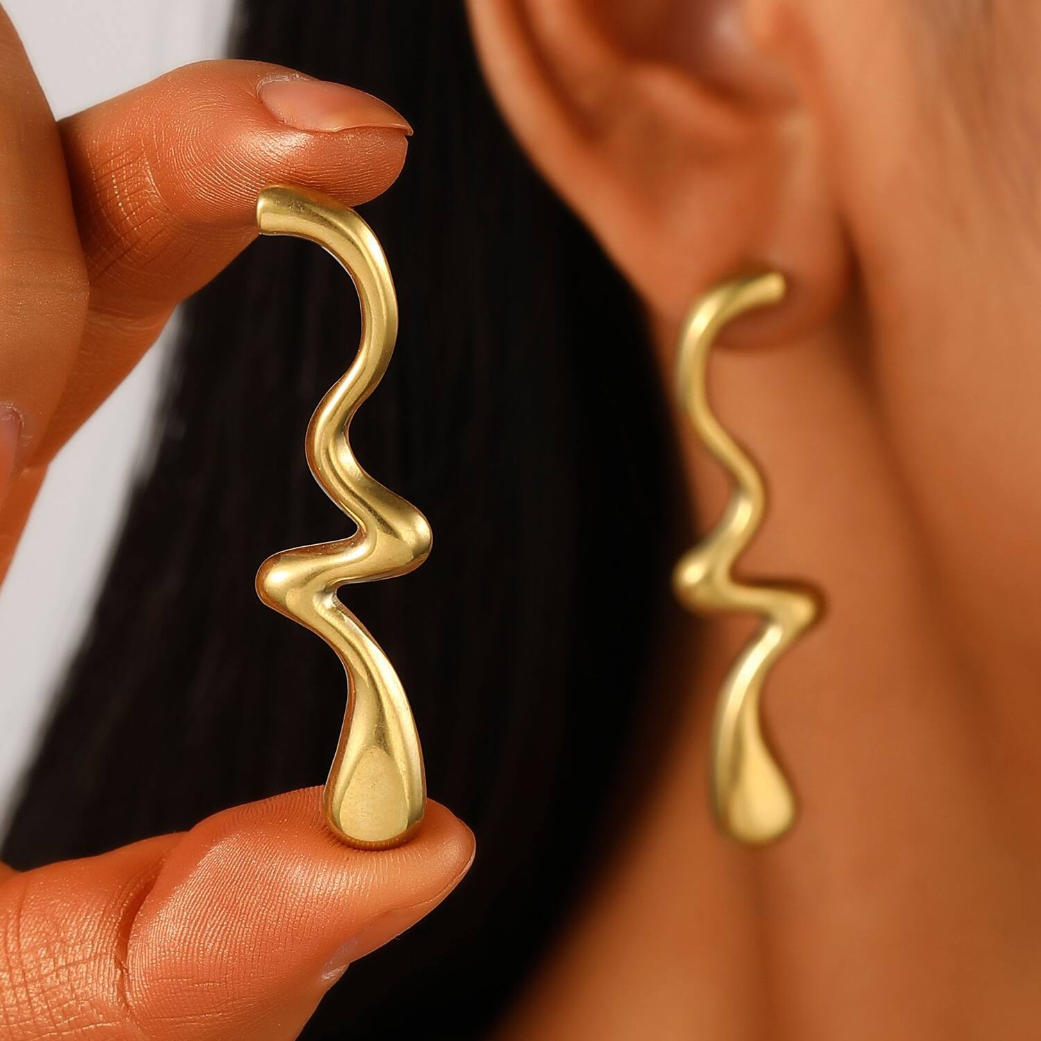 1 Paire Forme S Couleur Unie Élégant Femme Vacances Acier Inoxydable 304 Plaqué Or 18K Placage Boucles D'Oreilles display picture 3