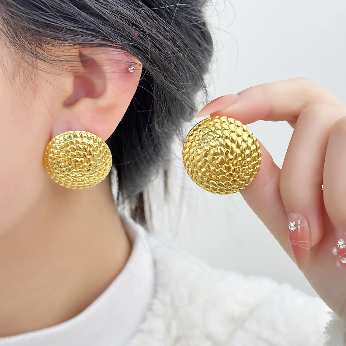 1 Par Giro Color Sólido Elegante Vacaciones Estilo Clásico Acero Inoxidable 304 Chapados En Oro De 18K Enchapado Pendientes display picture 1