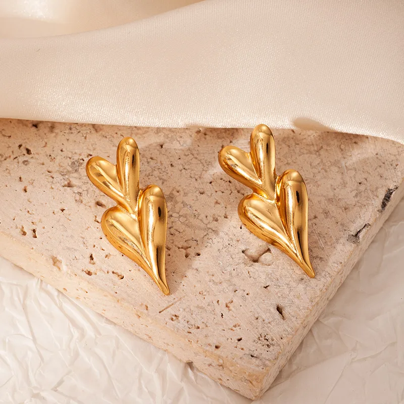 1 Pair Heart Shape Elegant Lady Vacation 304 Stainless Steel 18K Gold Plated Plating Ear Studs display picture 4