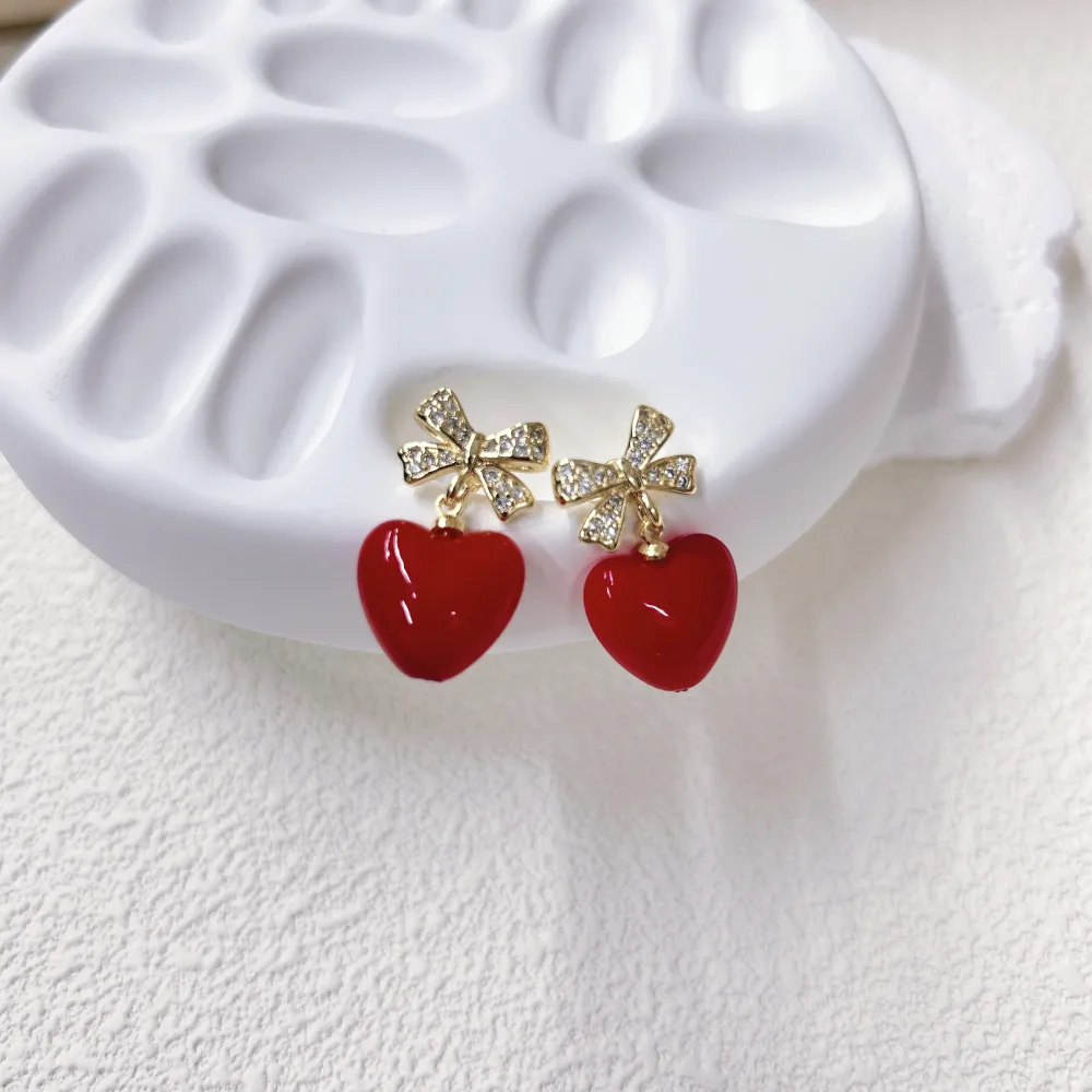 Elegante Señora Reina Cobre Cereza Corazón Rojo Nudo De Lazo Enchapado Resina Circón Chapados En Oro De 18K Mujeres Conjunto De Joyas display picture 5