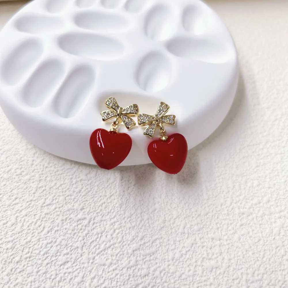 Elegante Señora Reina Cobre Cereza Corazón Rojo Nudo De Lazo Enchapado Resina Circón Chapados En Oro De 18K Mujeres Conjunto De Joyas display picture 7
