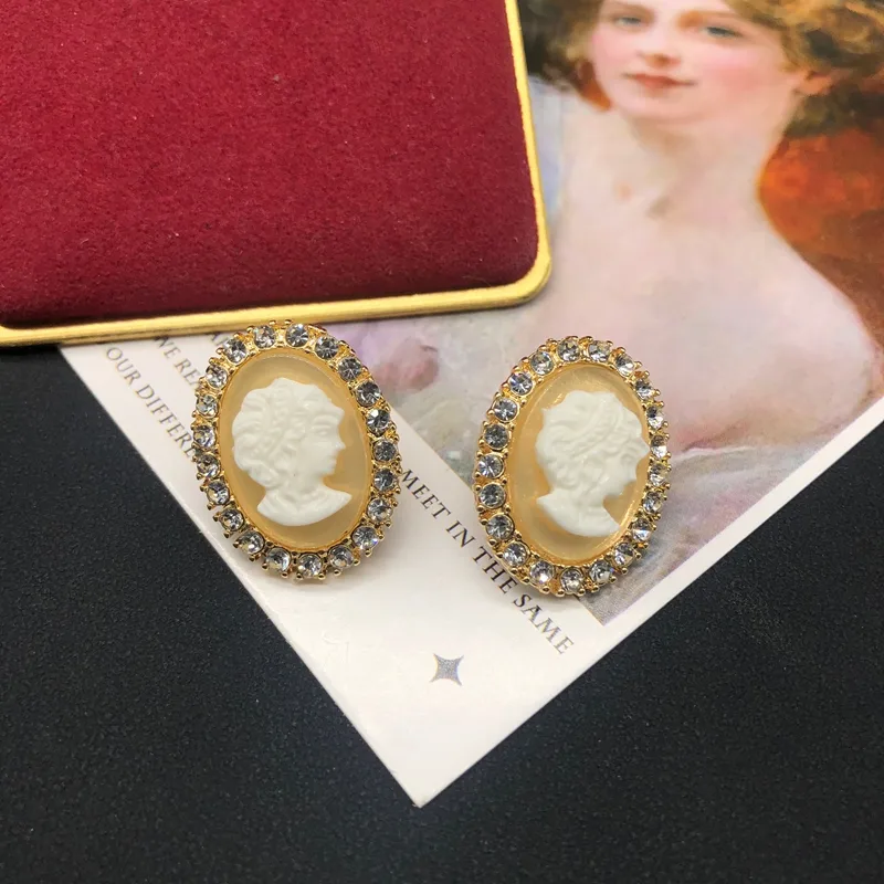 Elegant Vintage Style Wedding Artificial Gemstones Artificial Pearl Alloy Avatar Inlay Pearl Women's Jewelry Set display picture 14