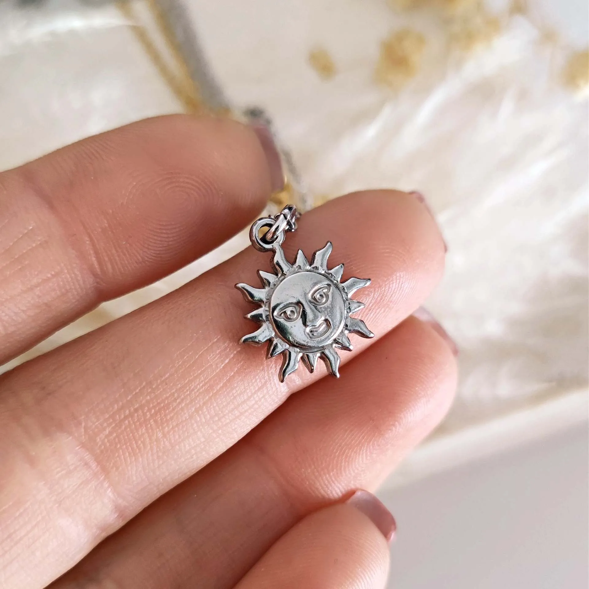 Soleil Lune Décontractée Élégant Femme Acier Inoxydable 304 Pendentif Fermeture À Boucle De Type Homard display picture 3