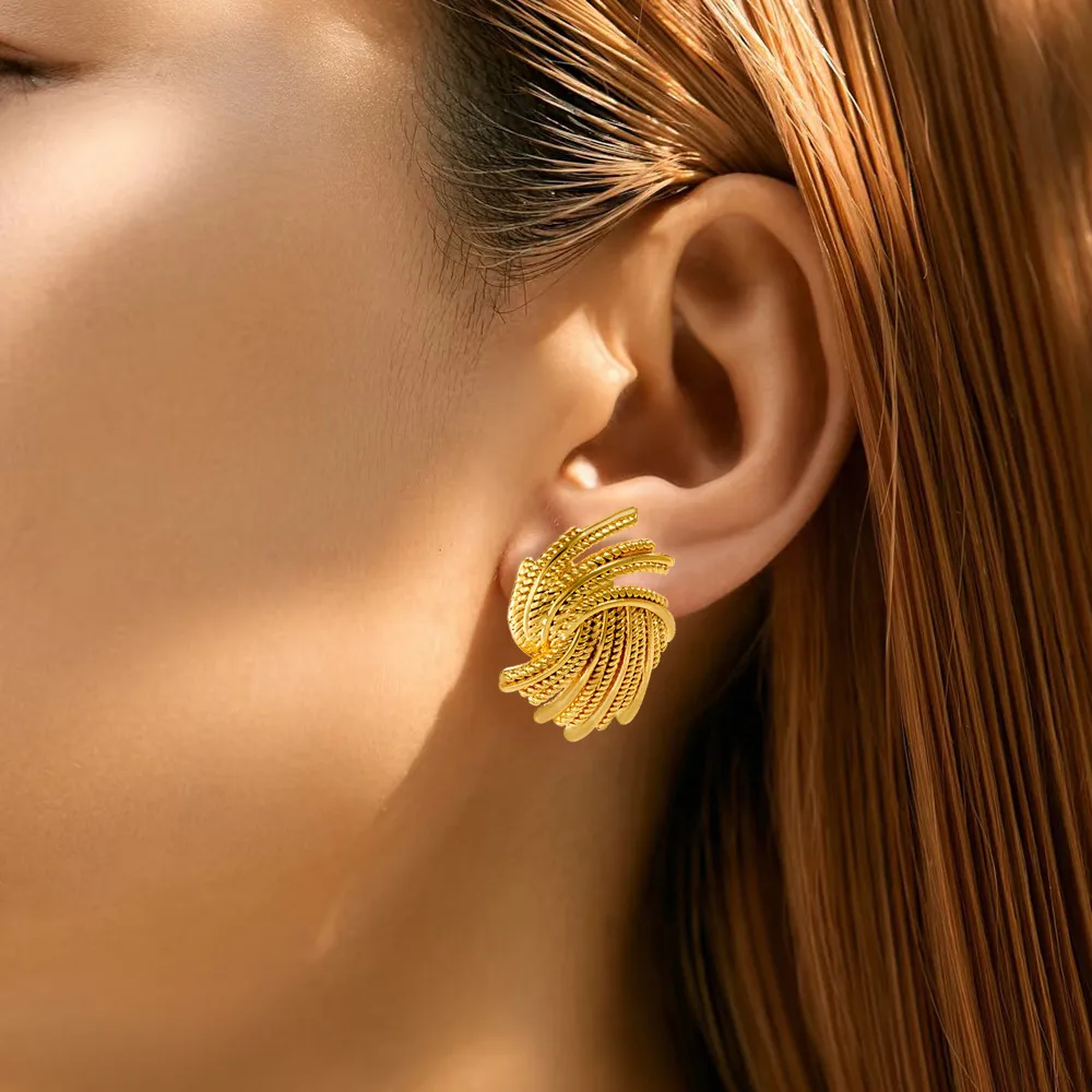 1 Par Giro Color Sólido Grieta Elegante Señora Vacaciones Acero Inoxidable 304 Chapados En Oro De 18K Enchapado Pendientes display picture 7