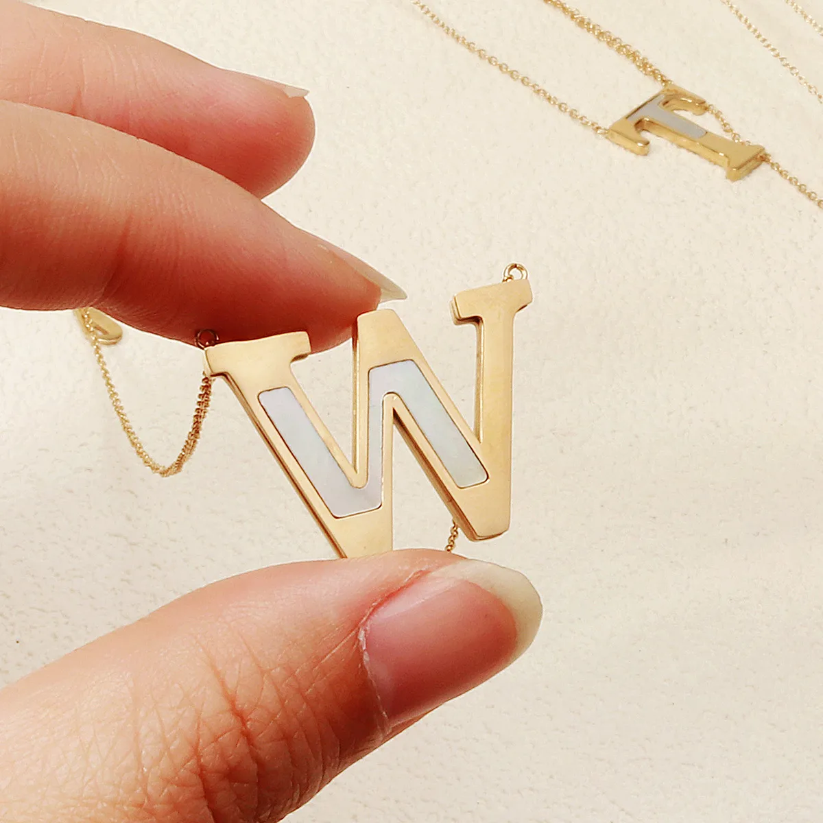 Letter Lady Classic Style Commute Shell 304 Stainless Steel Pendant Necklace Lobster Trigger Clasp Closure display picture 4