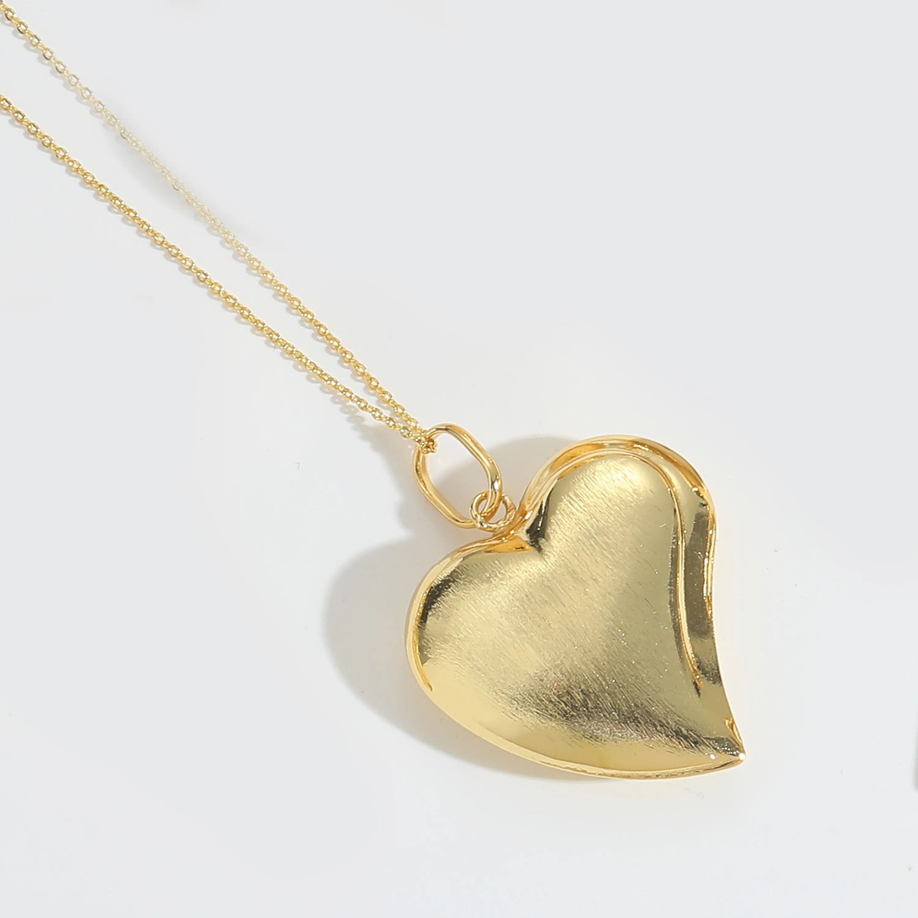 Traverser Forme De Cœur Décontractée Style Classique Le Cuivre Plaqué Or 14K Pendentif Polissage Fermeture À Boucle De Type Homard display picture 9