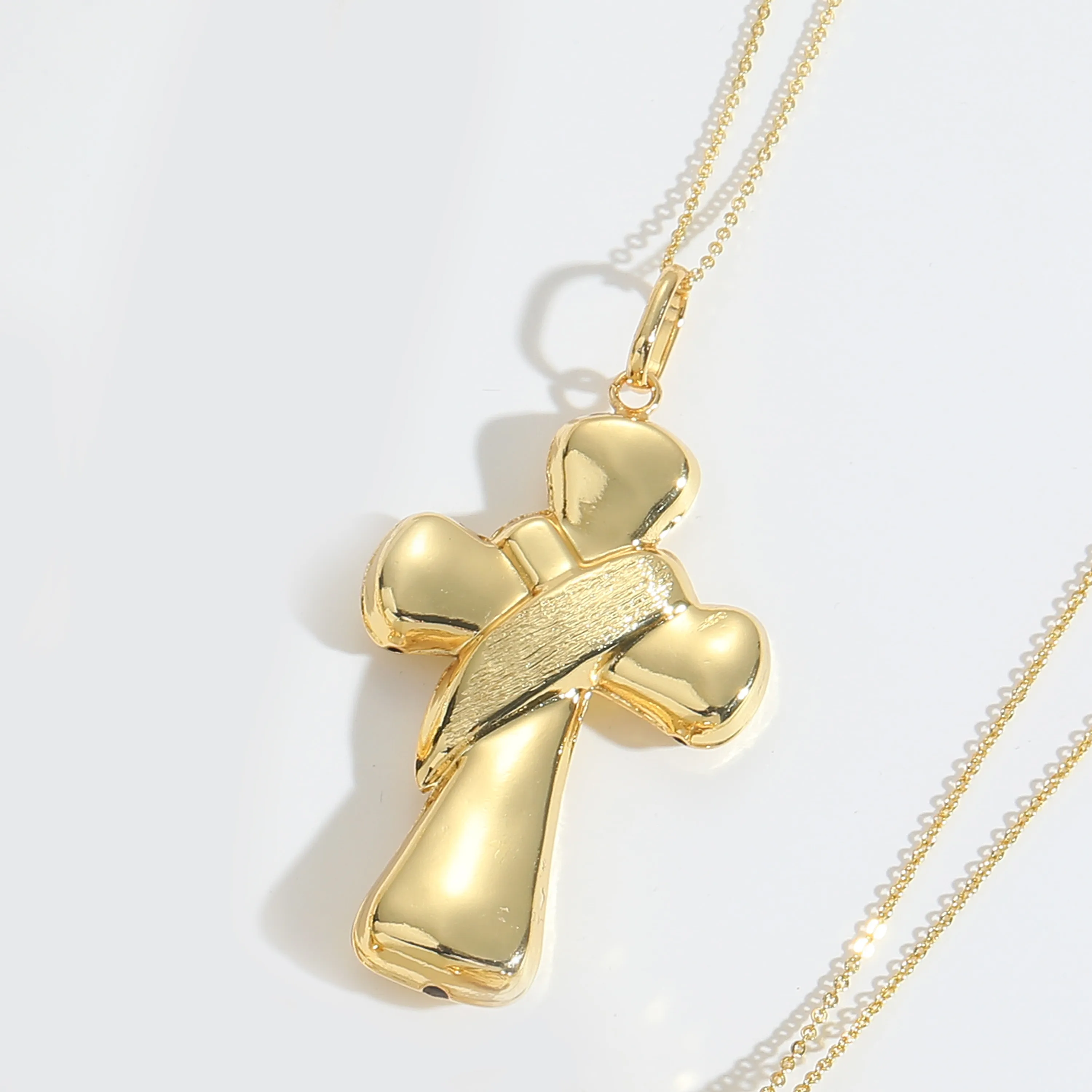 Traverser Forme De Cœur Décontractée Style Classique Le Cuivre Plaqué Or 14K Pendentif Polissage Fermeture À Boucle De Type Homard display picture 12