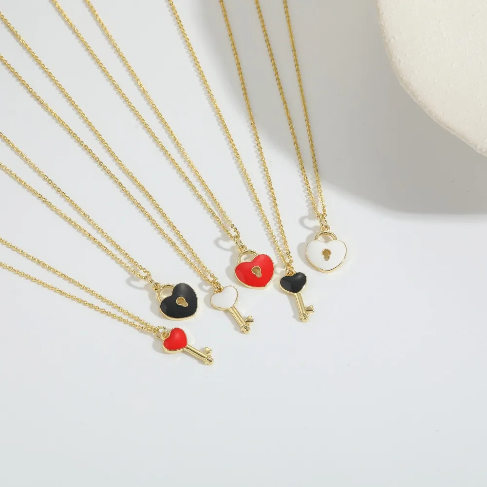 Forma De Corazón Llave Cerrar Con Llave Casual Estilo Clásico Cobre Chapado En Oro De 14 Quilates. Collar Colgante Esmalte Cierre Con Gatillo De Langosta display picture 3