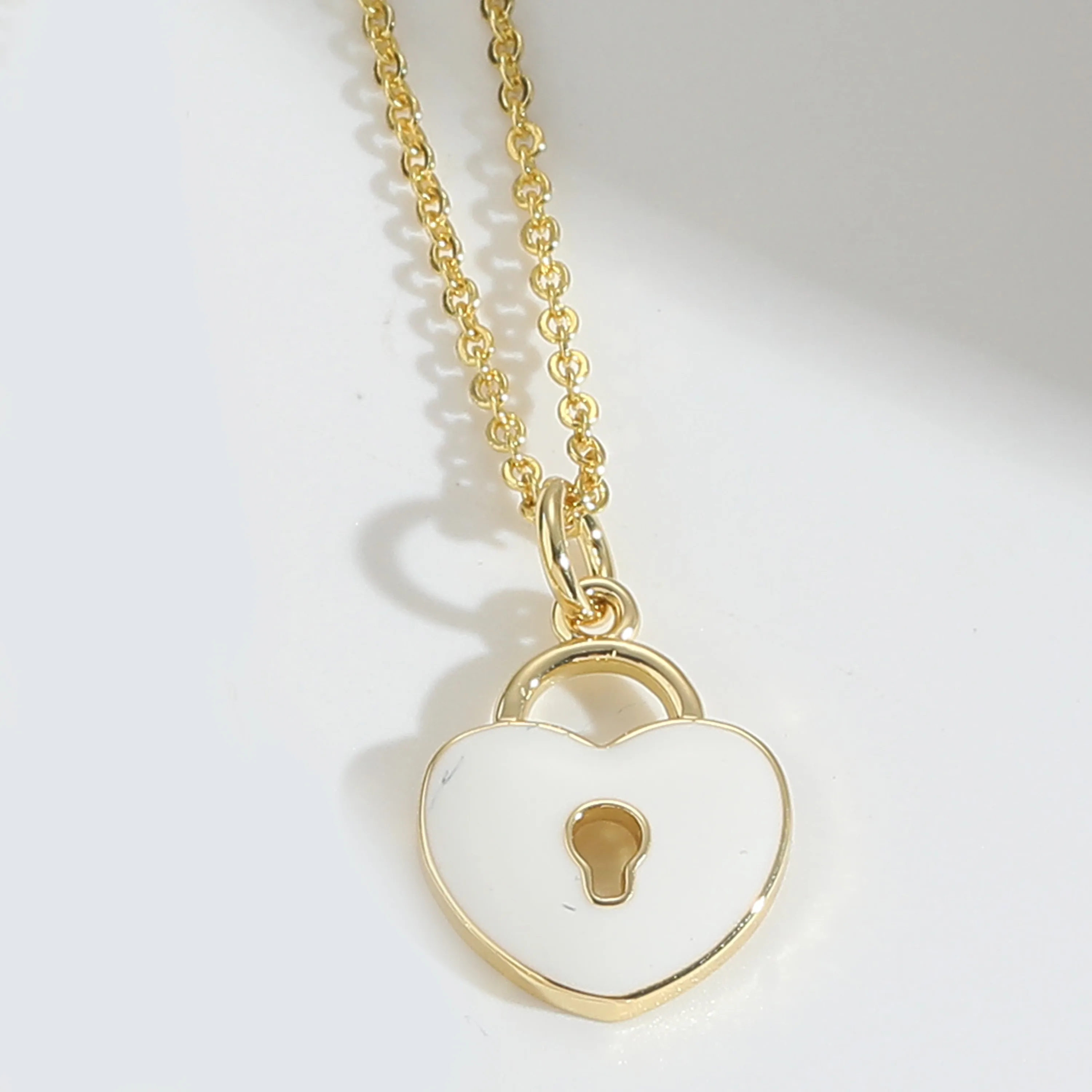 Forme De Cœur Clé Cadenas Décontractée Style Classique Le Cuivre Plaqué Or 14K Pendentif Émail Fermeture À Boucle De Type Homard display picture 9