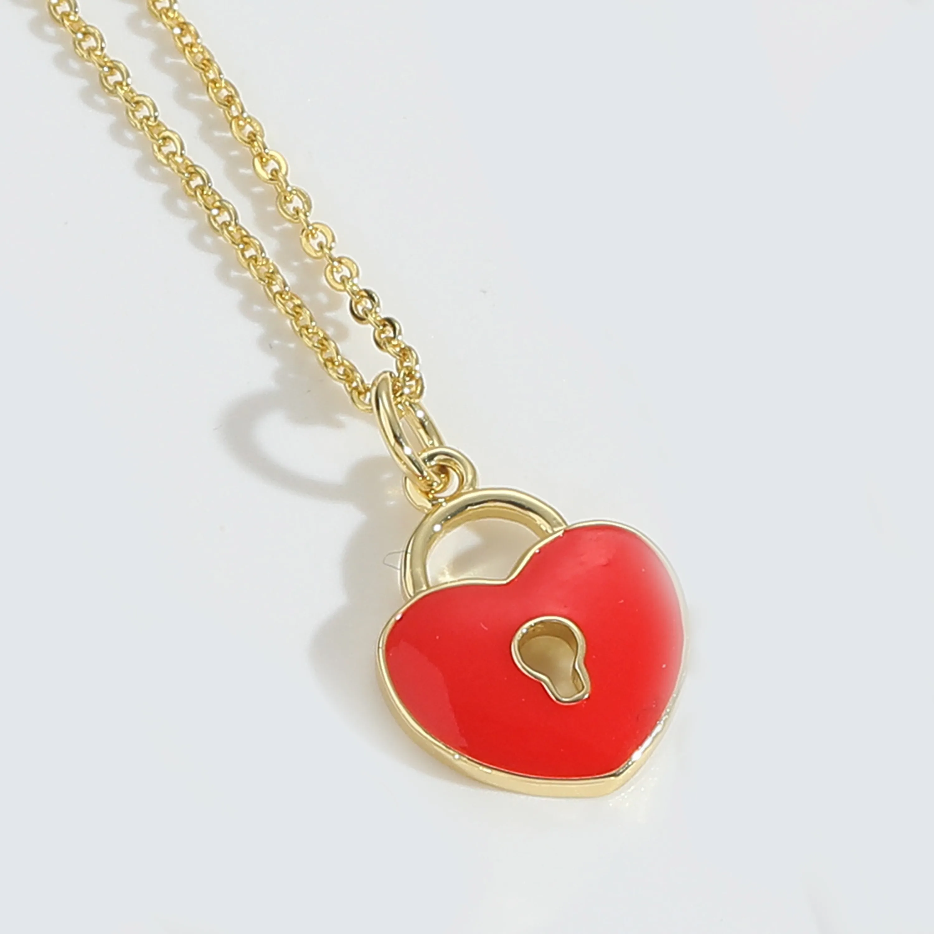 Forma De Corazón Llave Cerrar Con Llave Casual Estilo Clásico Cobre Chapado En Oro De 14 Quilates. Collar Colgante Esmalte Cierre Con Gatillo De Langosta display picture 7