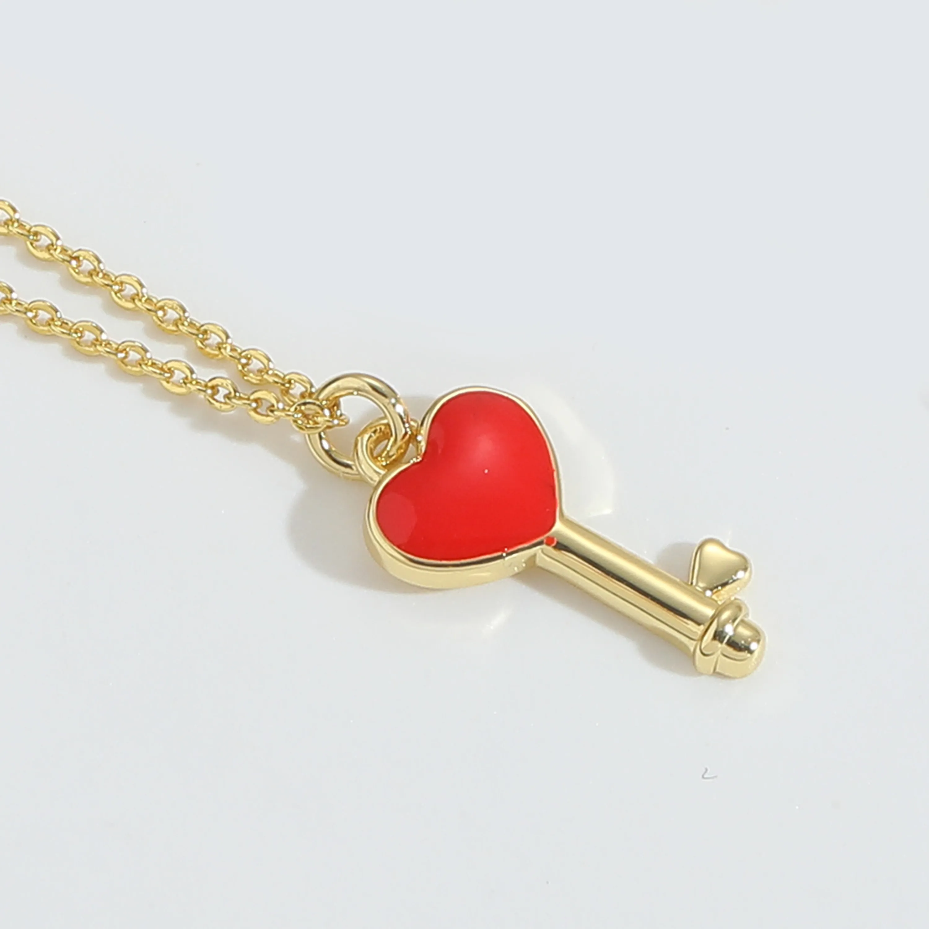 Forma De Corazón Llave Cerrar Con Llave Casual Estilo Clásico Cobre Chapado En Oro De 14 Quilates. Collar Colgante Esmalte Cierre Con Gatillo De Langosta display picture 11