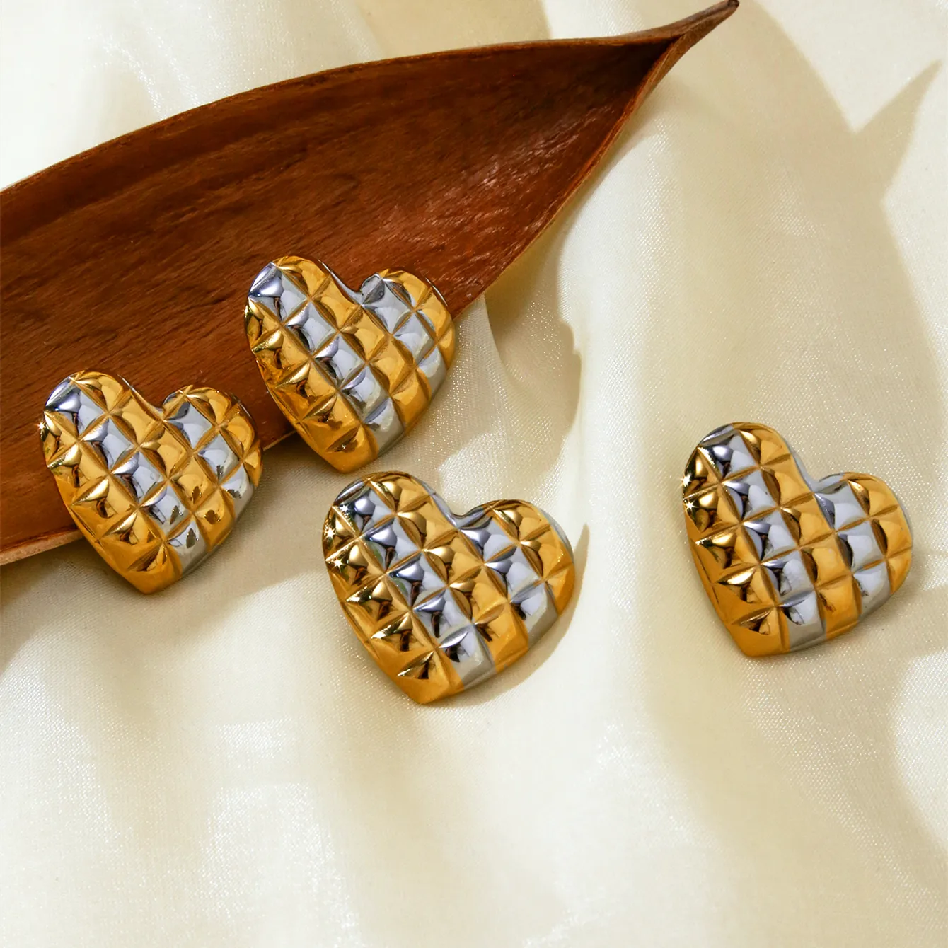 1 Pair Heart Shape Beach Simple Style Streetwear 304 Stainless Steel 18K Gold Plated Ear Studs display picture 1