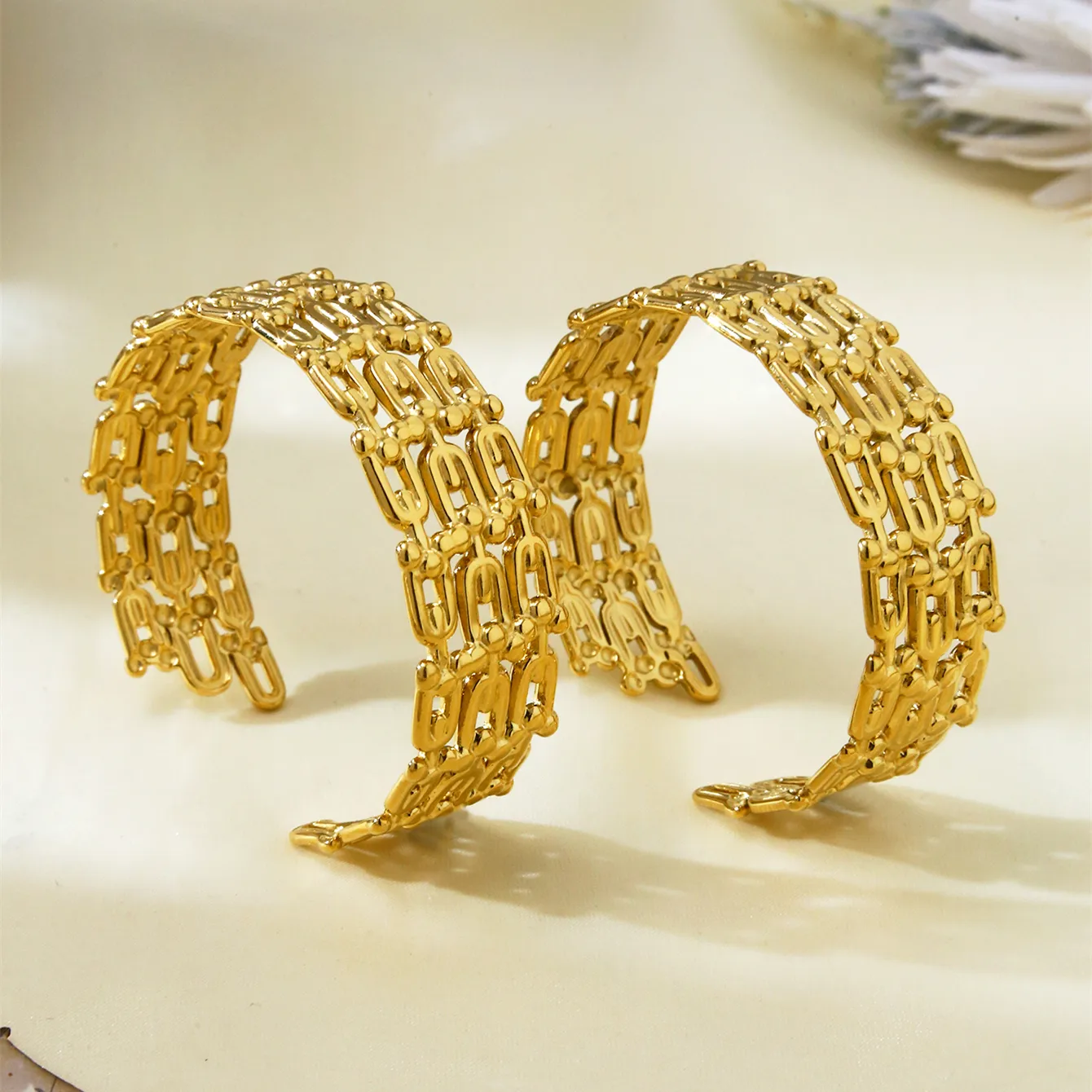 Asymmetrical Elegant Hip-Hop Lady 18K Gold Plated 304 Stainless Steel Bangle In Bulk display picture 2