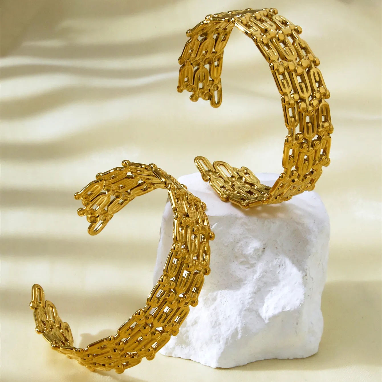 Asymmetrical Elegant Hip-Hop Lady 18K Gold Plated 304 Stainless Steel Bangle In Bulk display picture 6