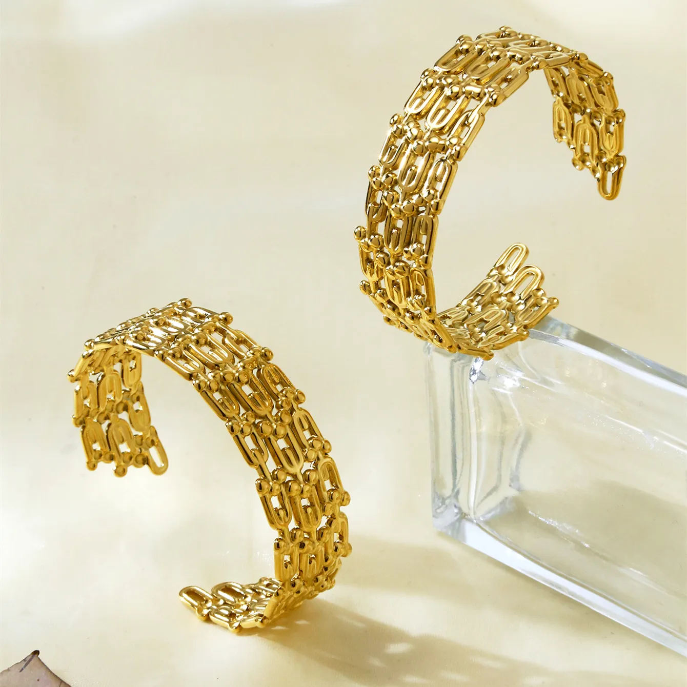 Asimétrico Elegante Hip Hop Señora Chapados En Oro De 18K Acero Inoxidable 304 Brazalete Al Mayoreo display picture 4