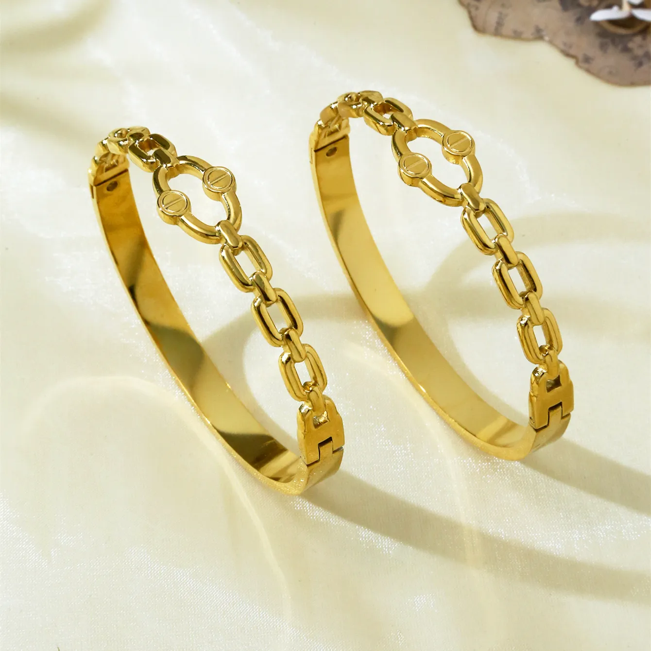 Lattice Elegant Lady Simple Style 18K Gold Plated 304 Stainless Steel Bangle In Bulk display picture 3