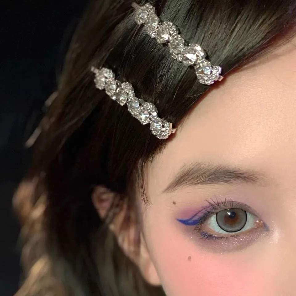 Women's Group Style Austrian Rhinestone Barrettes Word Clip Bang Side Clip Crystal Rhinestone Sweet Cool Fairy Temperamental Side Clip display picture 2
